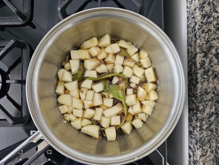 Cubos de maçãs adicionados na panela com o restante dos ingredientes.