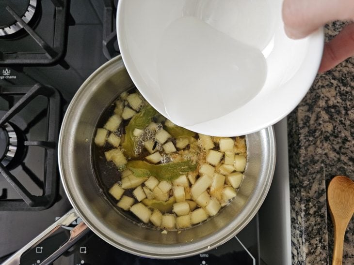 Cachaça adicionada à panela com os outros ingredientes do quentão.