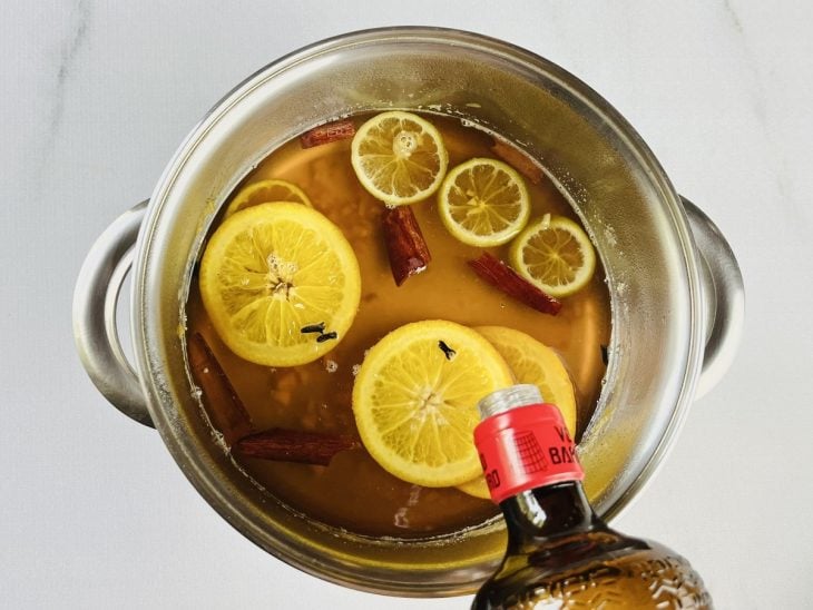 Cachaça adicionada a panela.