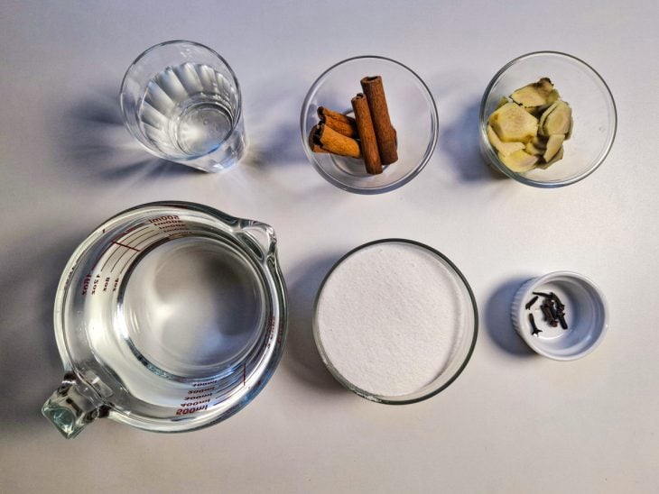 Ingredientes para a receita reunidos em uma bancada.