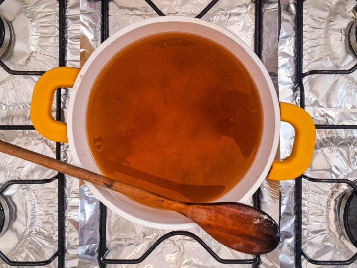 Água adicionada na panela.