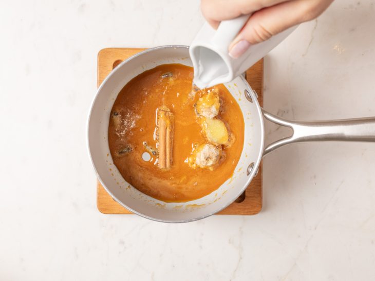 adicionando água ao açúcar aromatizado