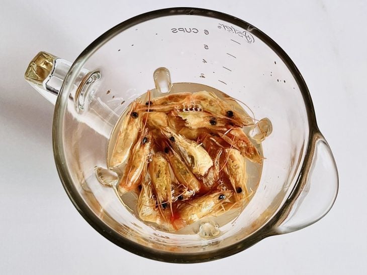 Cabeças de camarão com água em um liquidificador.