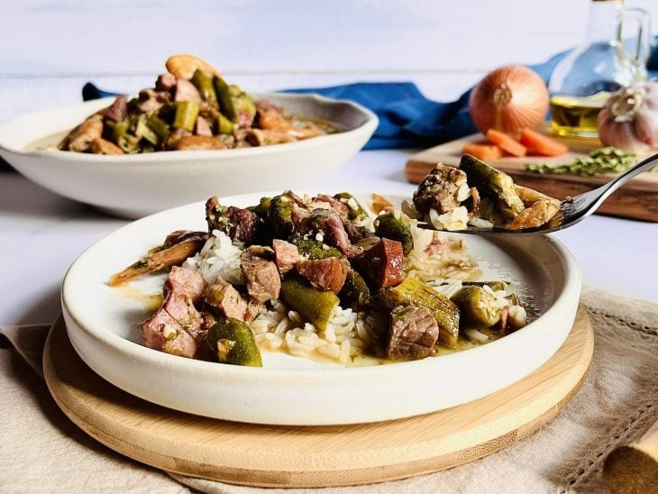 Quiabada servida com arroz, pronta para consumo.