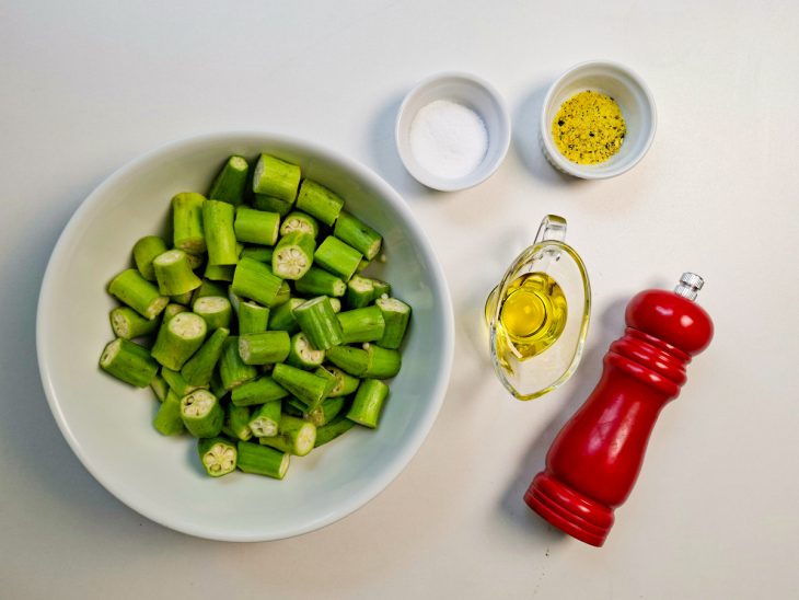 Ingredientes separados sobre a bancada.