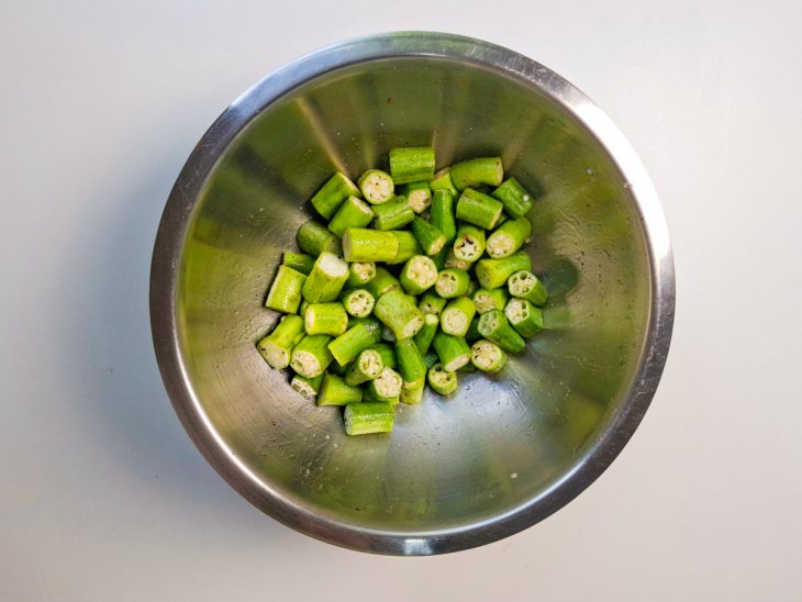 Quiabo temperado na tigela.