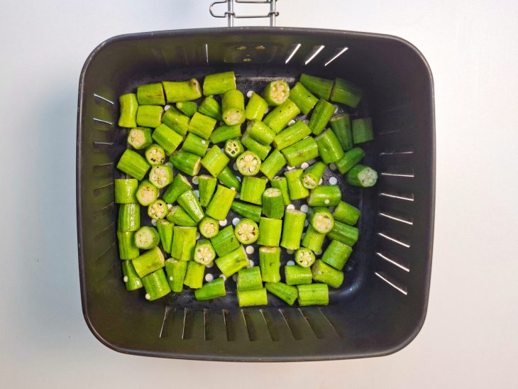 Cesto da air fryer com quiabo.