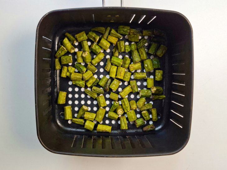 Quiabo assado no cesto da air fryer.