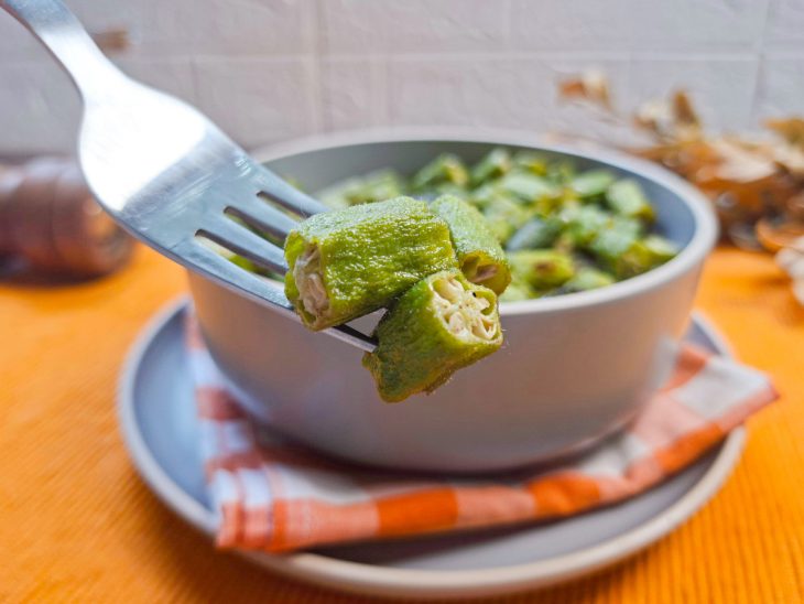 Quiabo na airfryer servido no prato.