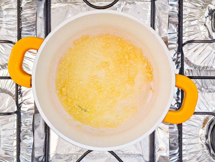 Na panela, o alho refogado.