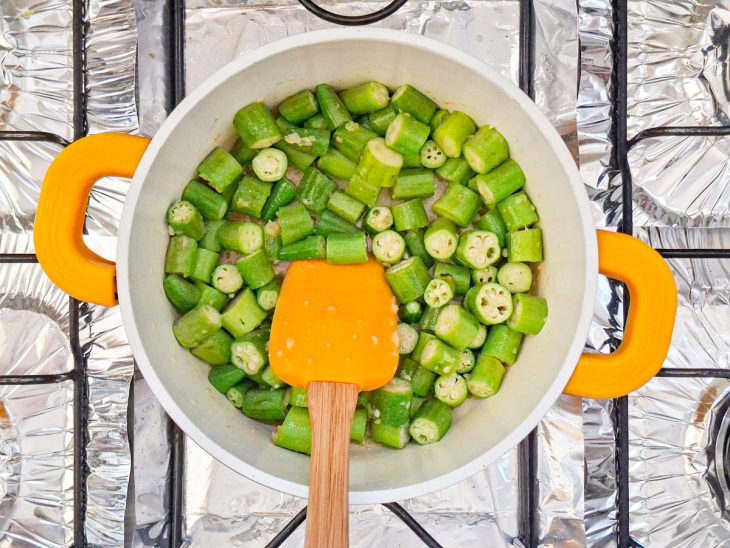 Quiabo adicionado na panela.