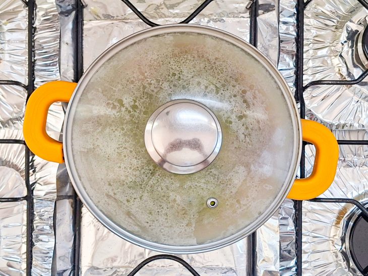 Panela tampada no fogo.