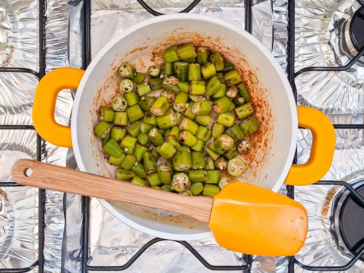 Panela aberta, quiabo secando.