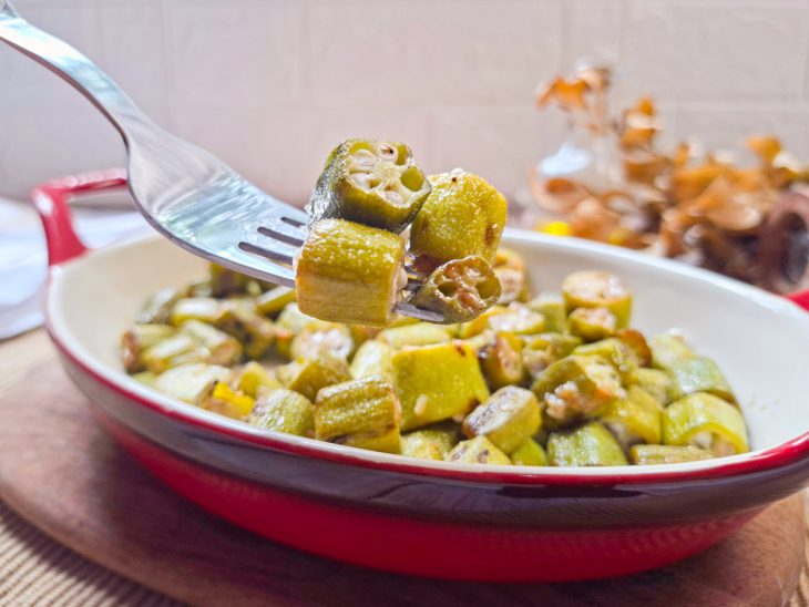 Quiabo pronto, garfo tirando uma porção.