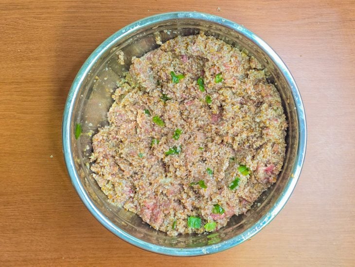 Salsinha, cebolinha e sal adicionados na tigela.