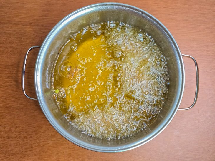 Óleo quente numa panela.