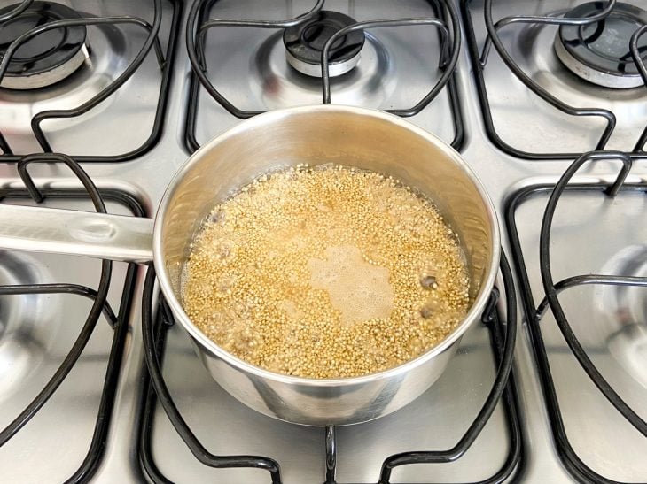 Quinoa sendo cozida em água fervente.