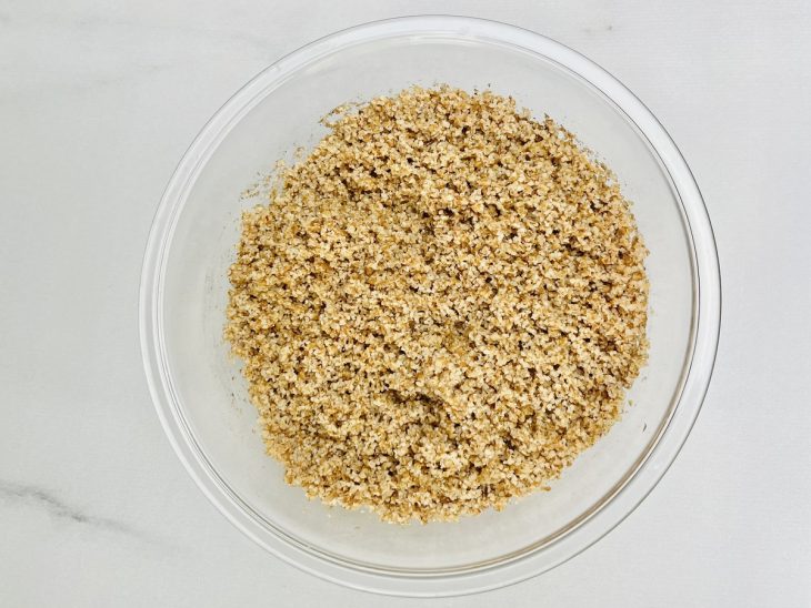 Trigo soltinho por uma colher no recipiente.