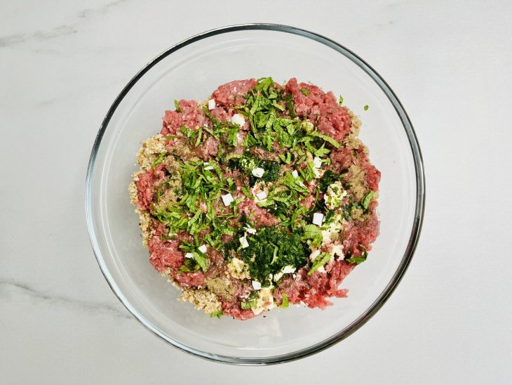 Ingredientes adicionados ao trigo no recipiente.