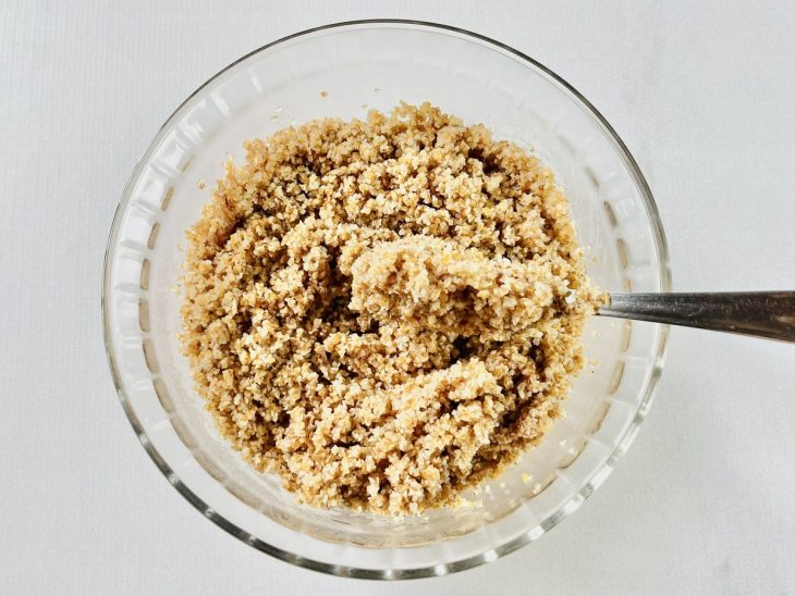 Trigo para quibe hidratando em água quente na tigela.