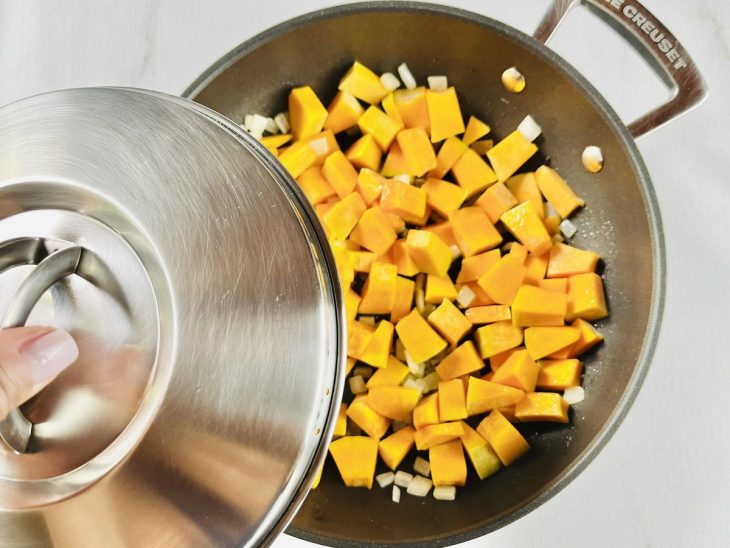 Abóbora cabotiá cozinhando até ficar macia.