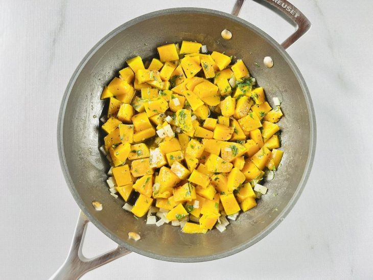 Abóbora temperada com cheiro-verde e azeite ainda na panela.