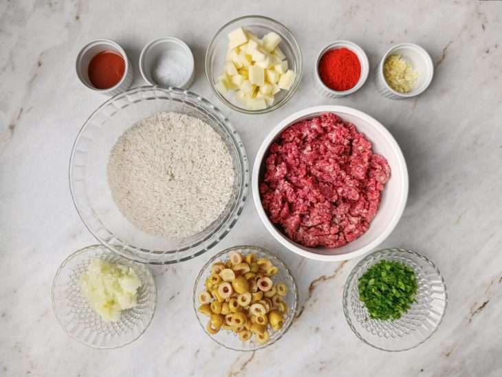 Ingredientes separados sobre a bancada, prontos para o preparo.
