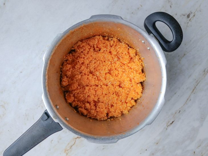 Arroz cozido na panela de pressão.