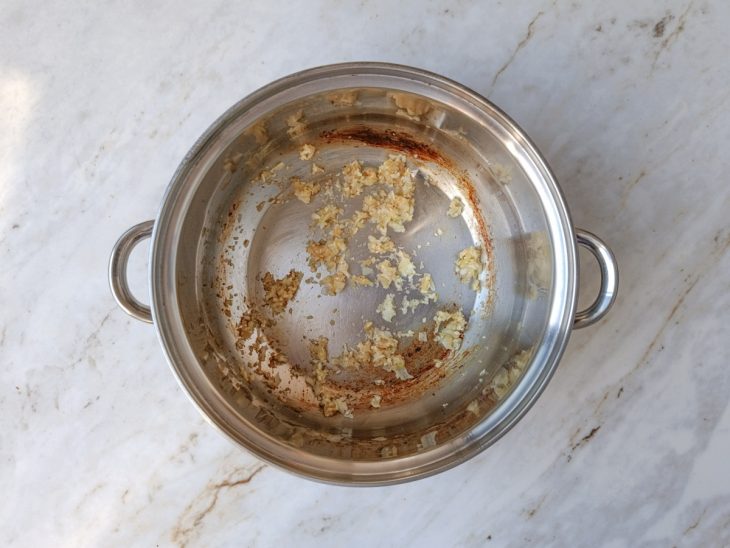 Alho e cebola refogando.