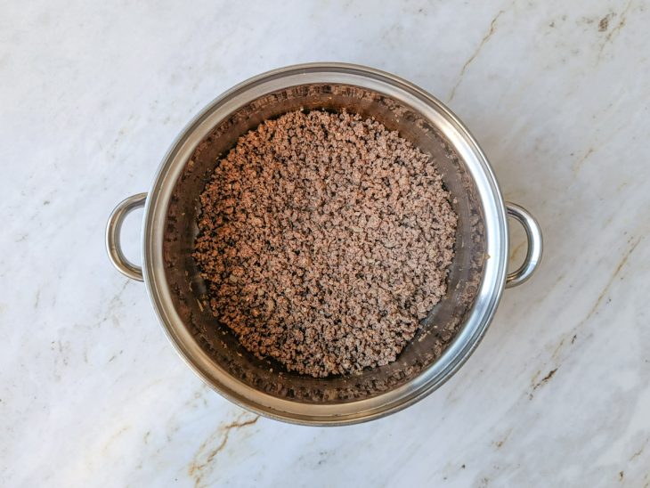 Recheio de carne moída sendo refogado na panela.