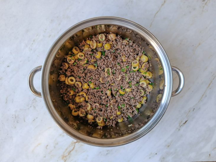 Azeitonas adicionadas ao recheio na panela.