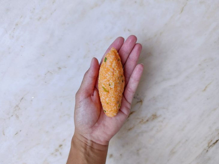 Quibe modelado sobre a mão.