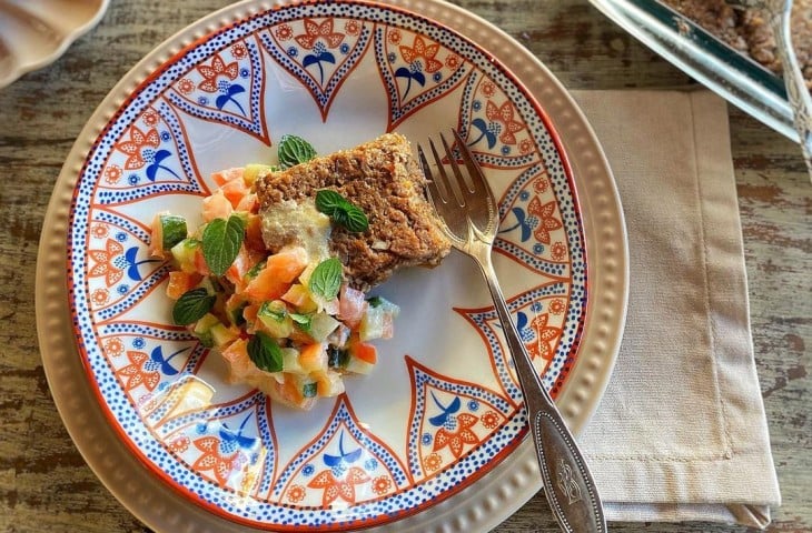 Quibe de forno com salada de pepino