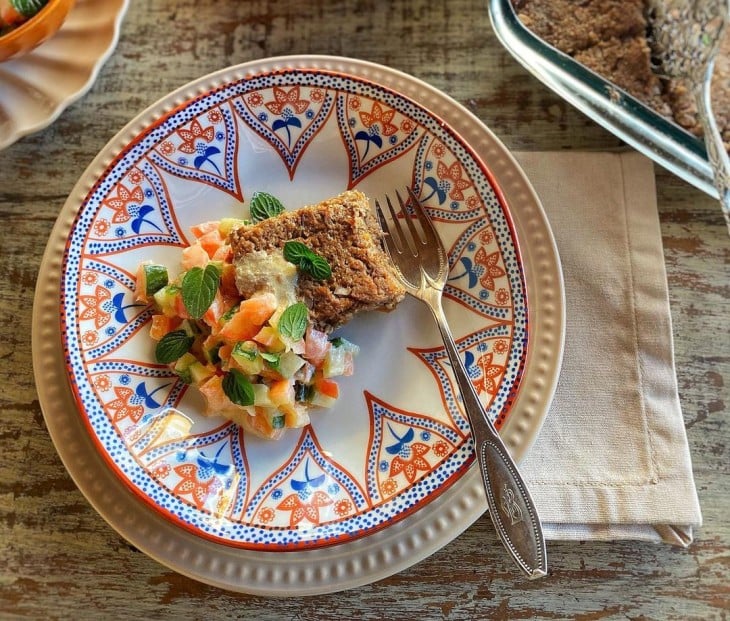 Quibe de forno com salada de pepino