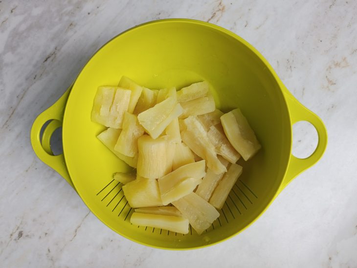 Mandiocas cozidas numa tigela.