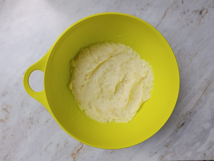 Margarina e sal adicionados na massa.