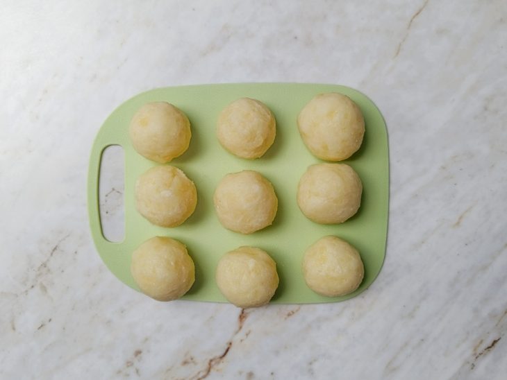 Massa modelada em bolinhas.