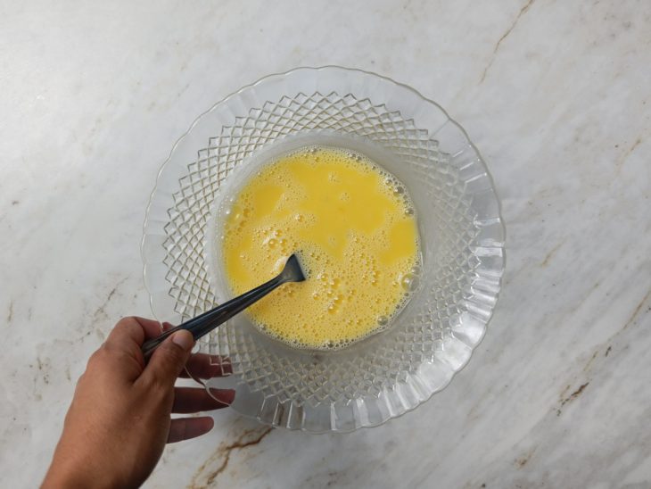 Ovos batidos na tigela.