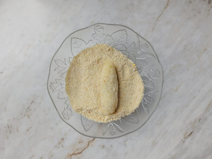 Bolinho empanado na farinha de rosca.
