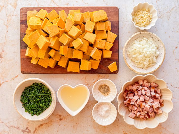 Ingredientes separados sobre a bancada.