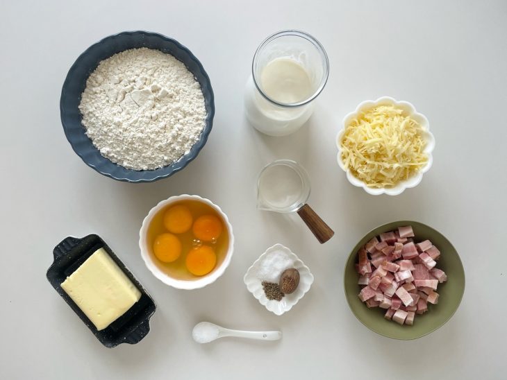 Ingredientes reunidos na bancada.