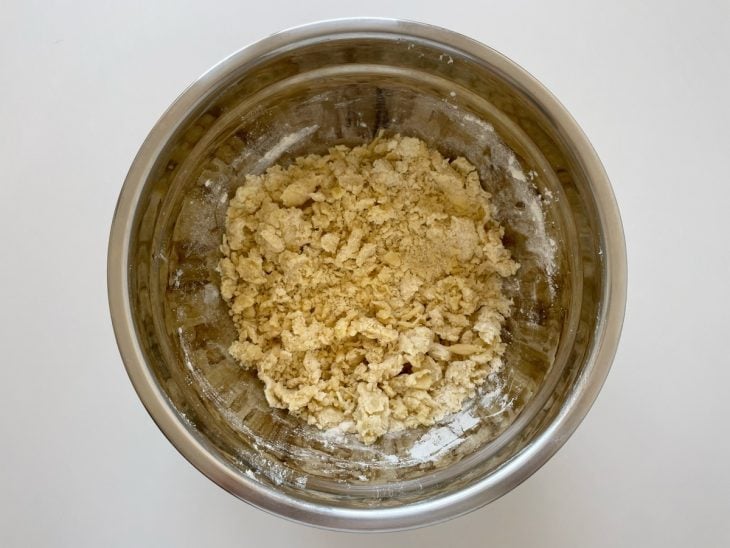 Farinha da mistura dos ingredientes numa tigela.