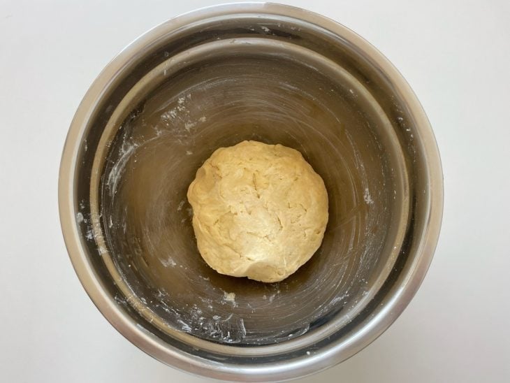 Água adicionada, massa formada.