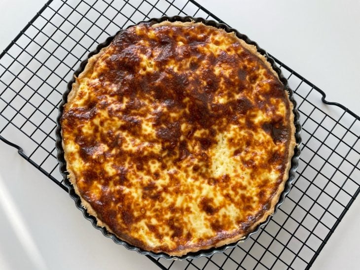 Quiche saído do forno, assado e dourado.