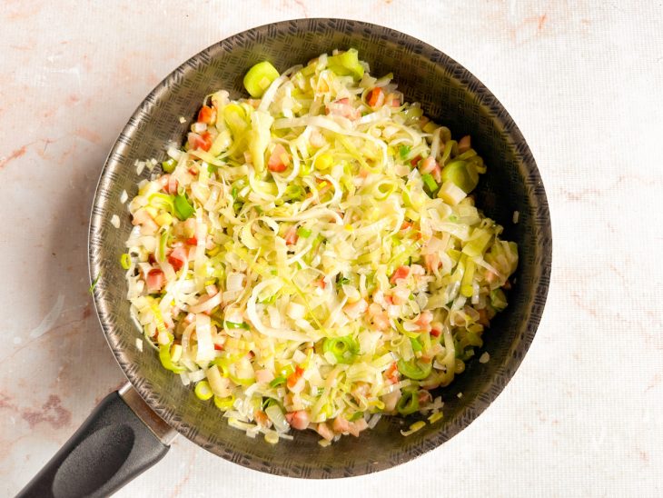 Cebola e alho-poró refogados junto ao bacon.