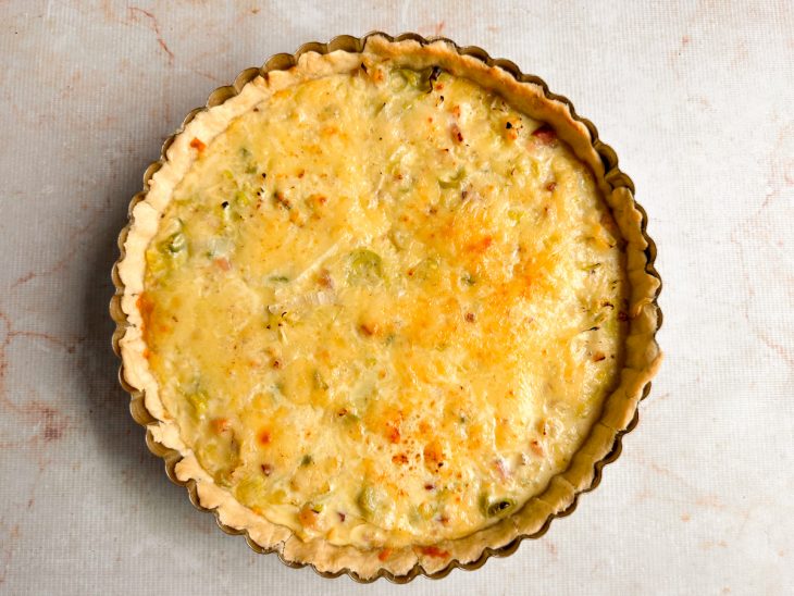 Quiche desenformada após amornar, pronta para servir.