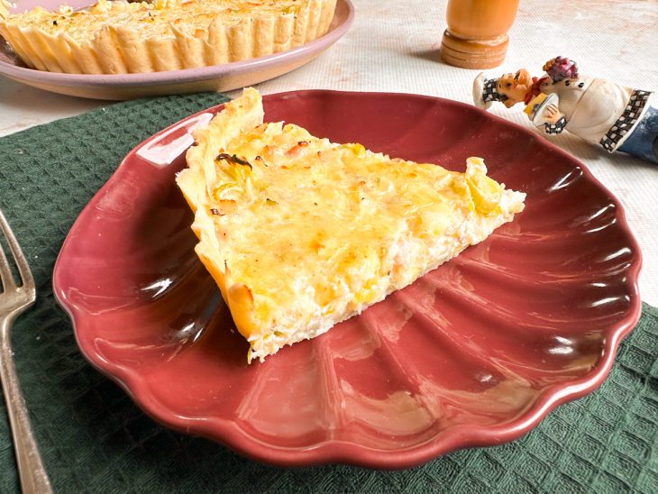 Quichê de alho-poró servido no prato.