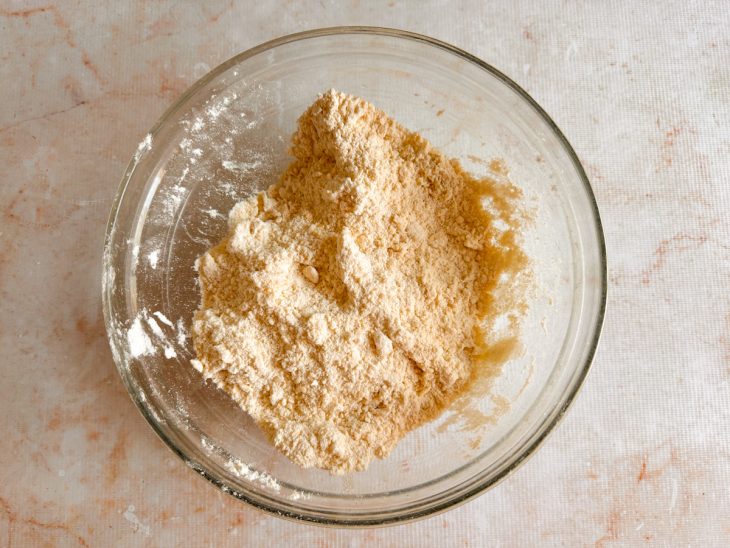 Farinha de trigo misturada com a manteiga.