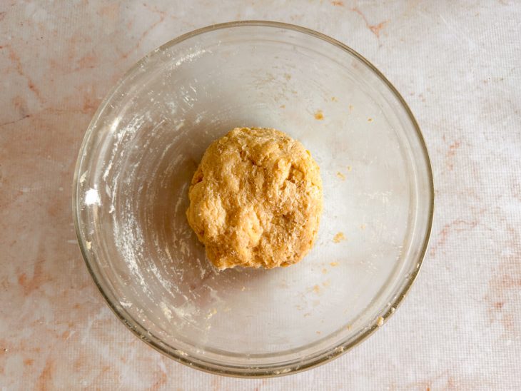 Ovos e sal adicionados a mistura de farinha e manteiga.