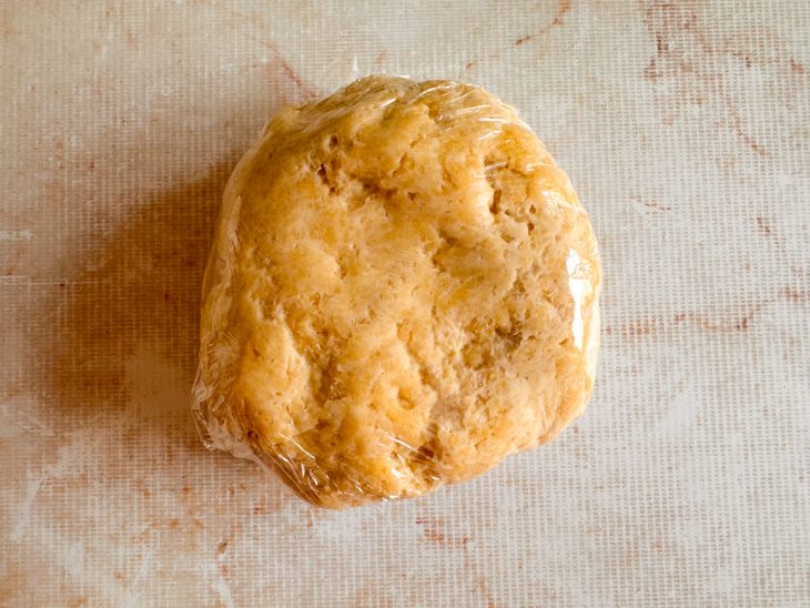 Massa embalada em plástico filme.